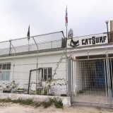 A delimitare la spiaggia sulla sinistra c'� un grande edificio su cui leggiamo la scritta �Cat Surf� , recente scuola di surf ubicata in quello che un tempo era una rimessa per le imbarcazioni